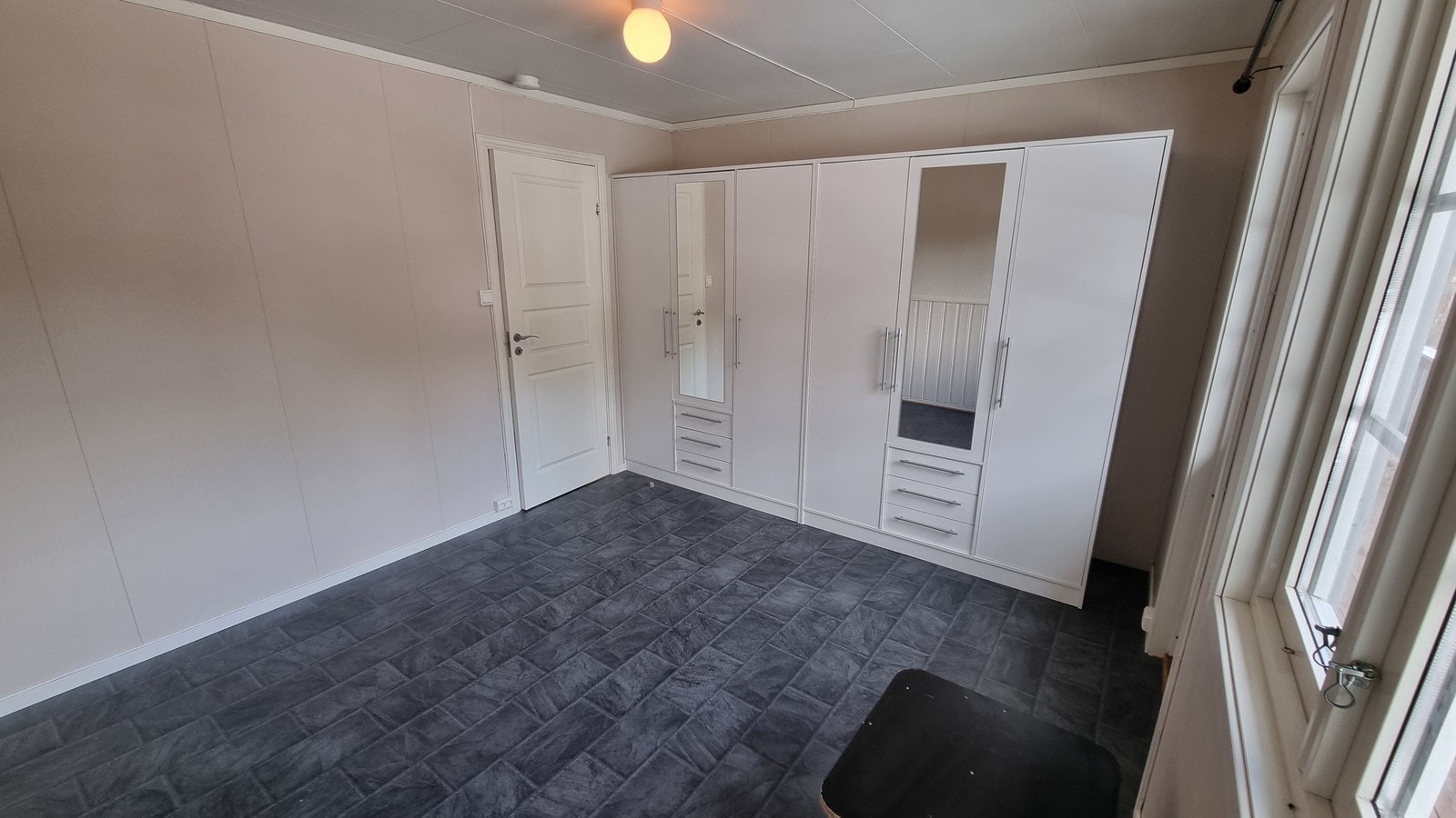 Stort garderobeskap langs ene veggen. Galleribilde