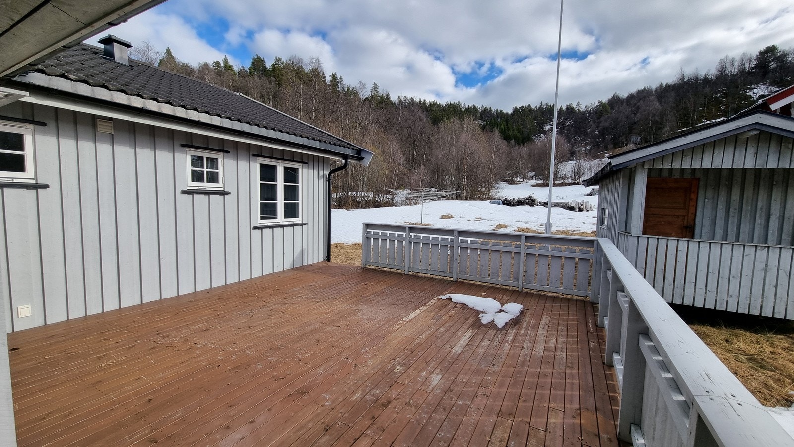 Terrasse med god skjerming fra vei og vind. Galleribilde