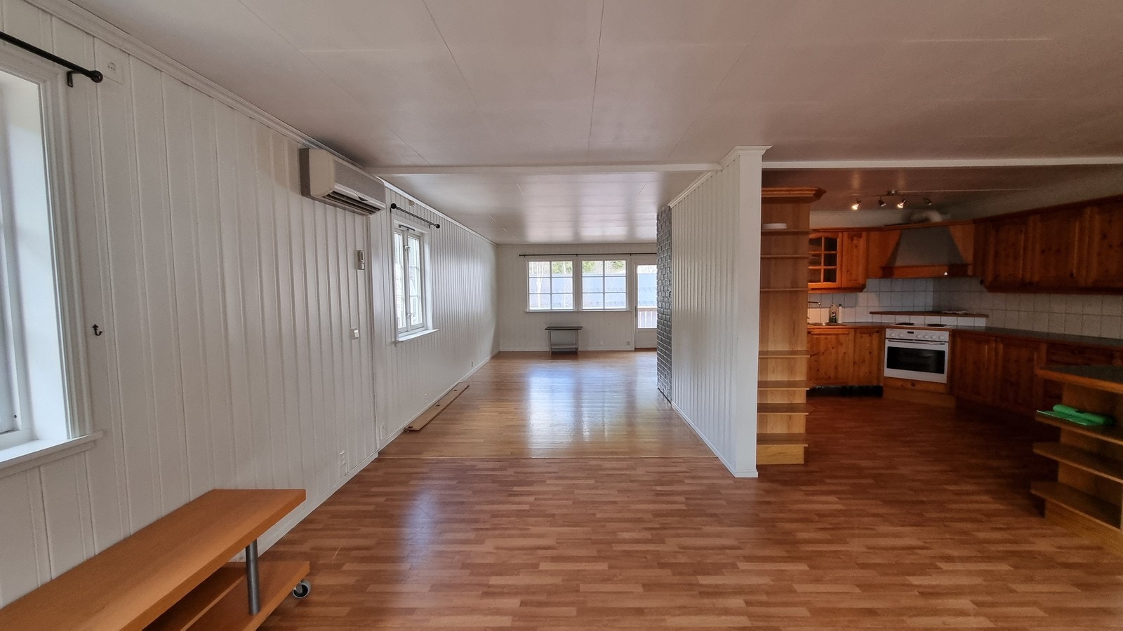 Stuen strekker seg rundt hjørnet som gir gode møbleringsmuligheter. Galleribilde