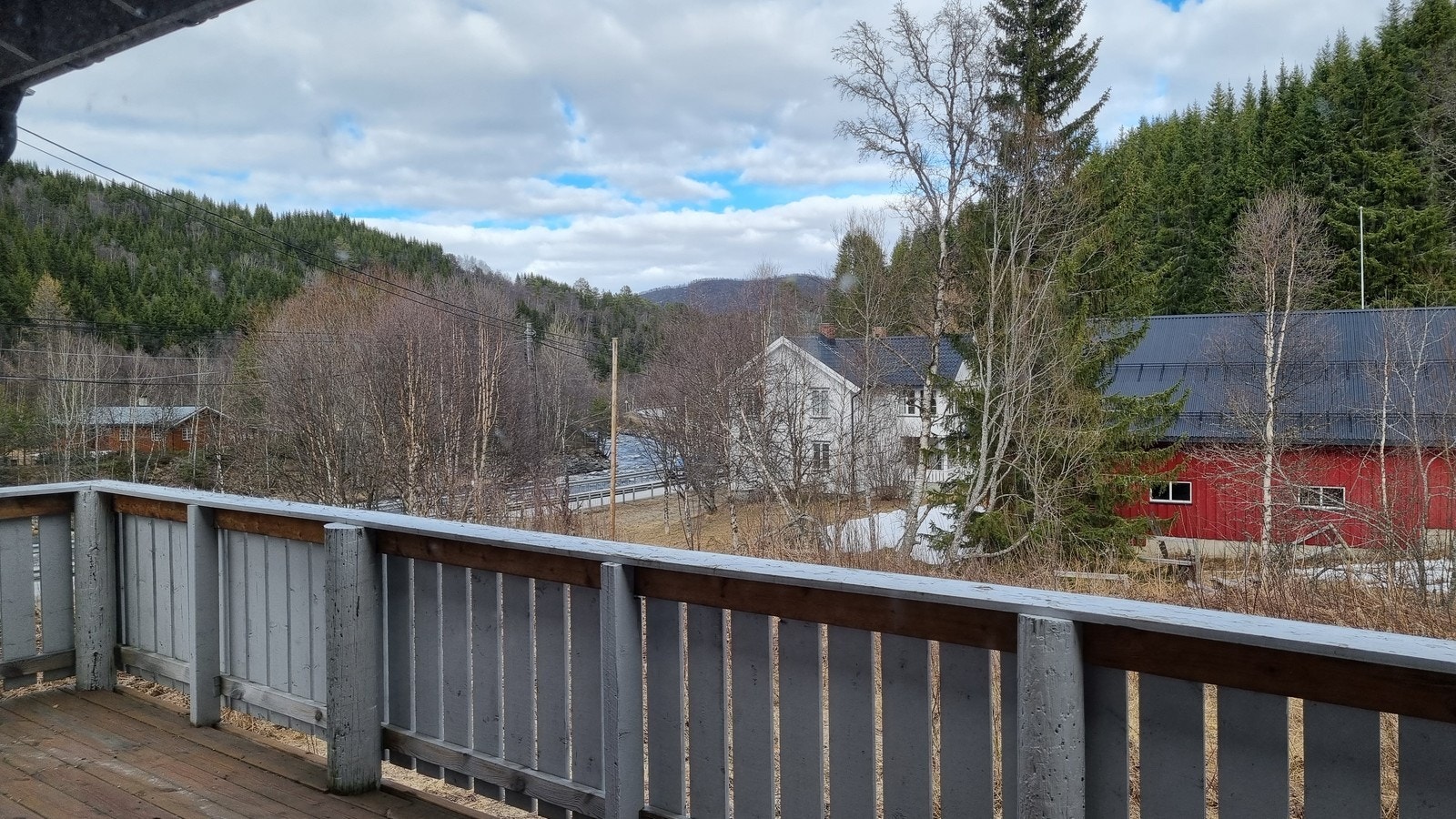 Landlige omgivelser med mye skog og natur. Meget kort vei til elv og ellers gode turmuligheter. Galleribilde