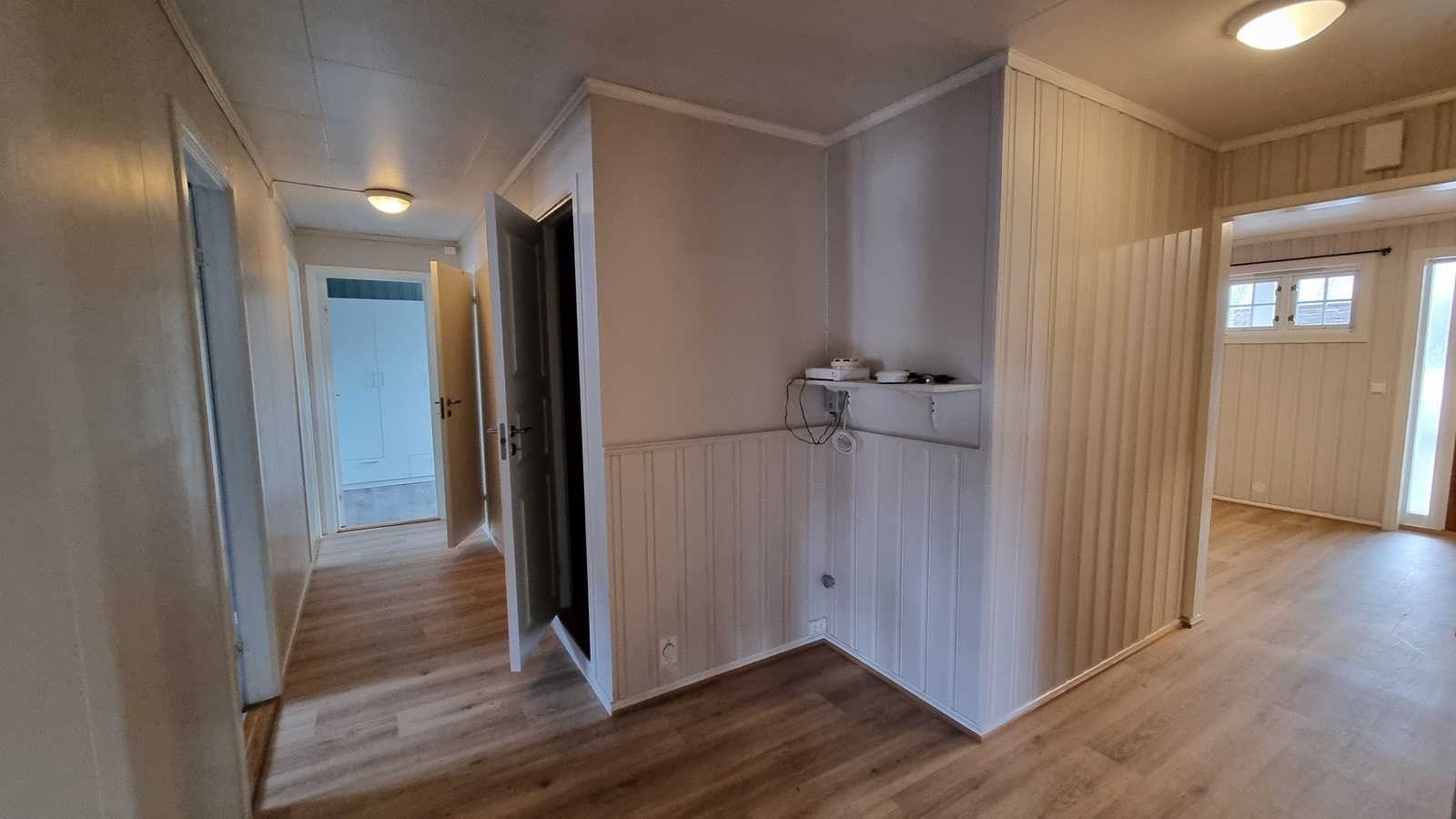 Gang fra entré til bad og 3 soverom. Boligen har fiber fra Eidsiva. Galleribilde