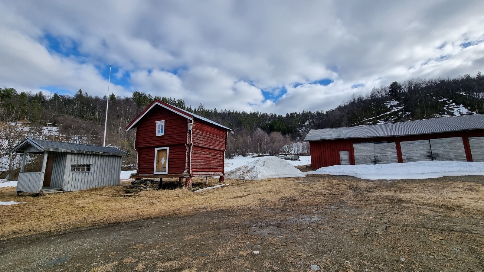 Andre bygninger på tunet med gode oppbevaringsmuligheter. Galleribilde