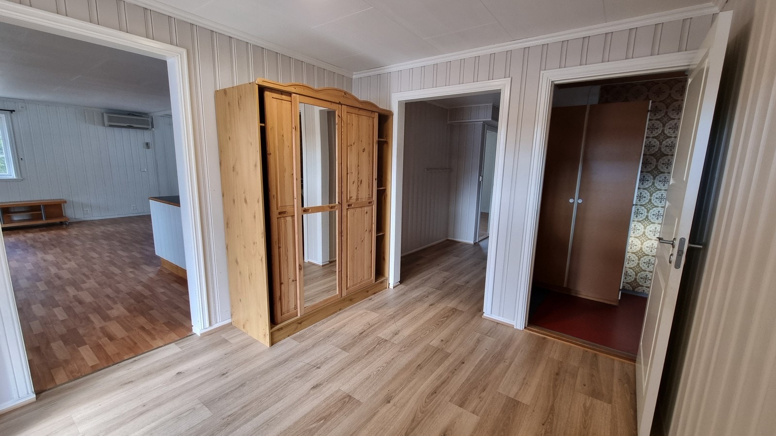 Lys entré med garderobe og enkel adkomst til vaskerom. Galleribilde