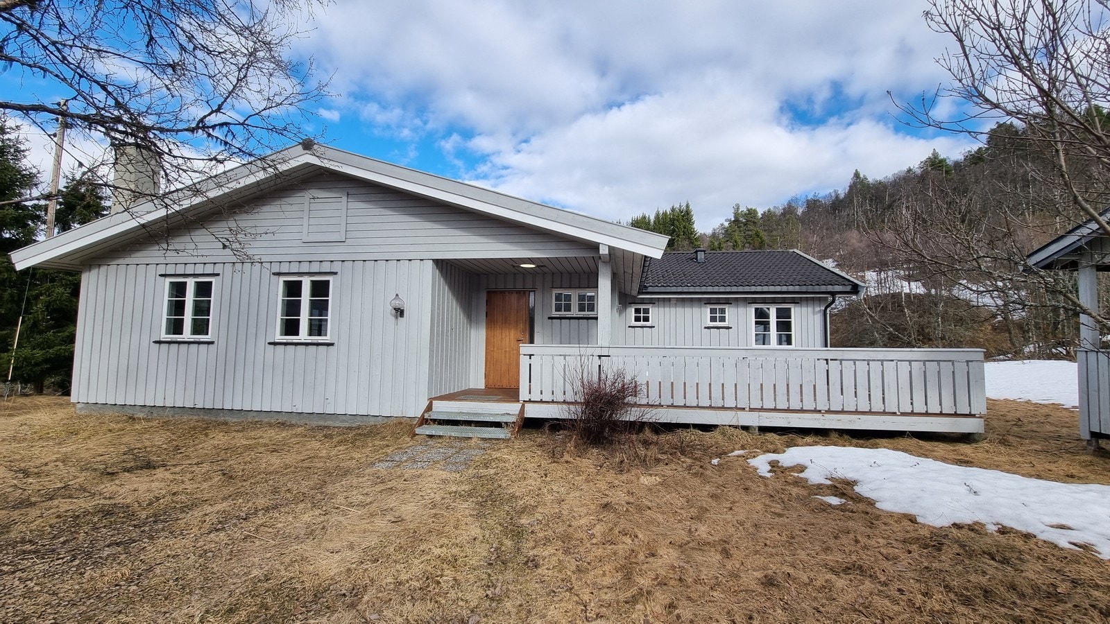 Eneboligen har romslig terrasse og hage. Galleribilde