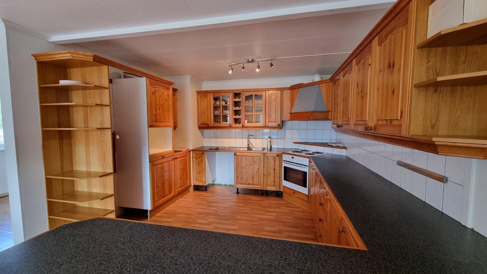 Kjøkkenet har meget gode oppbevaringsmuligheter. Galleribilde