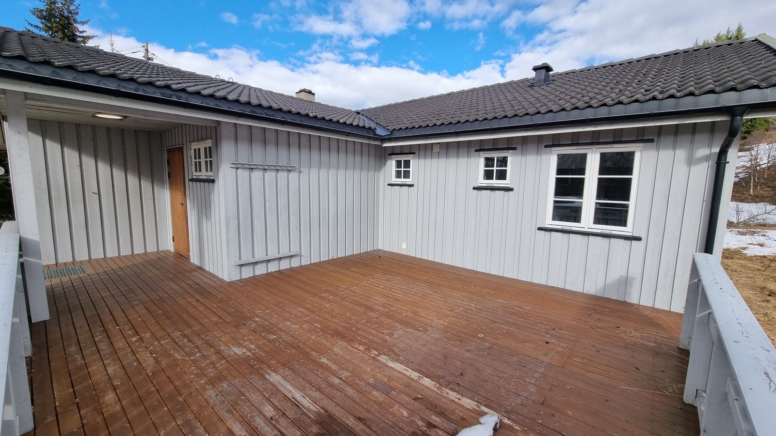 Det er kroker i platten som kan brukes til forankring av paviljong. Galleribilde