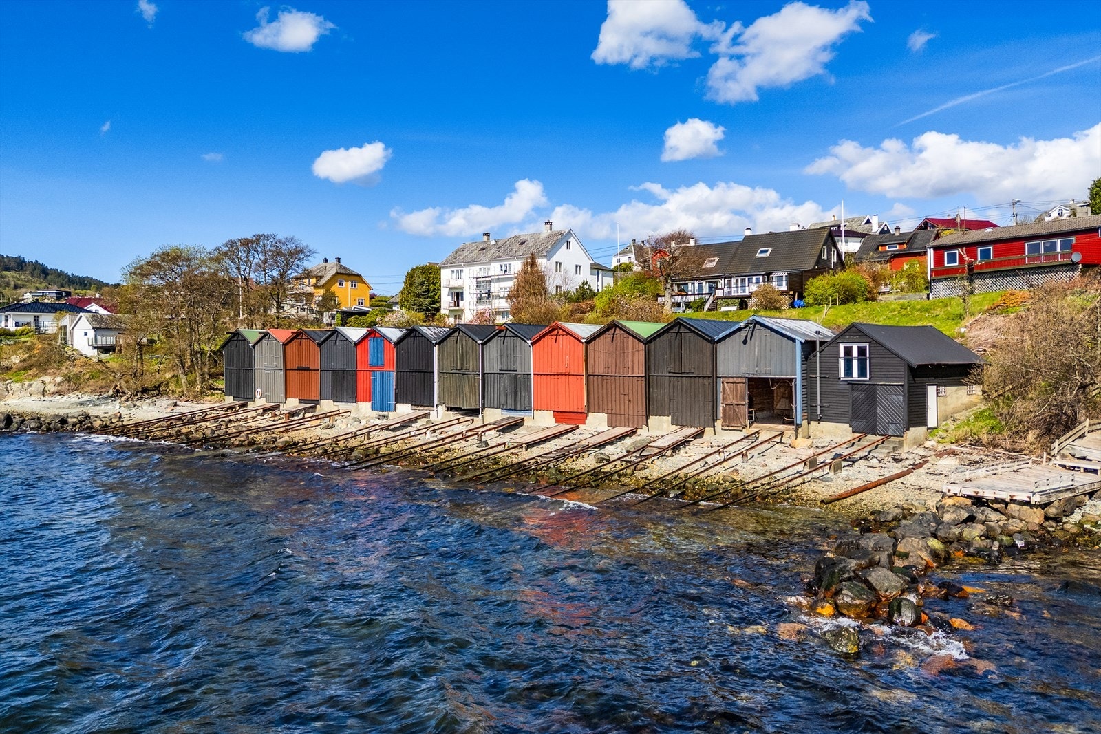 Naust nr. 2 fra høyre. Galleribilde