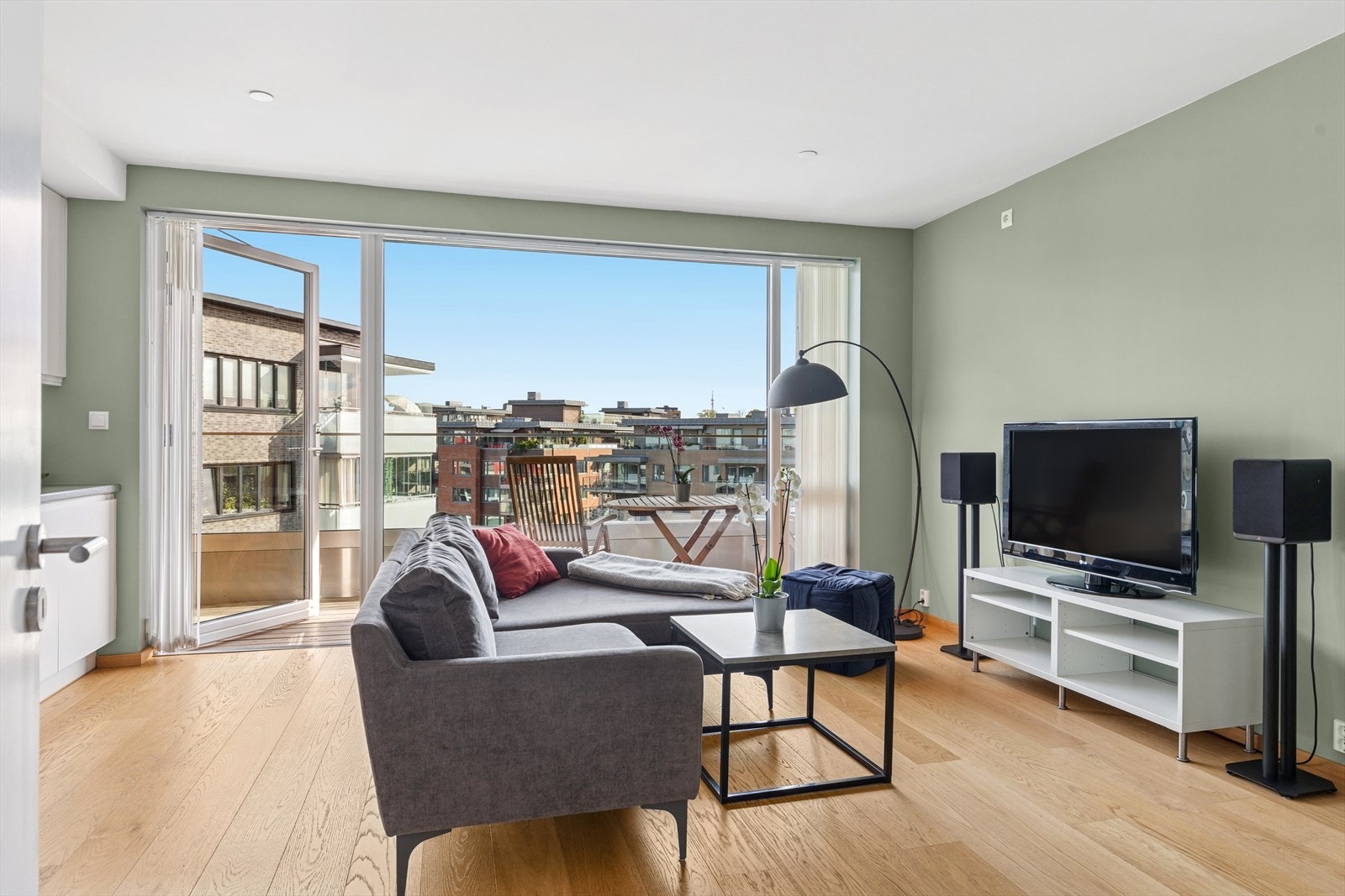 Leiligheten fremstår svært innbydende og byr på en god og moderne standard. Galleribilde