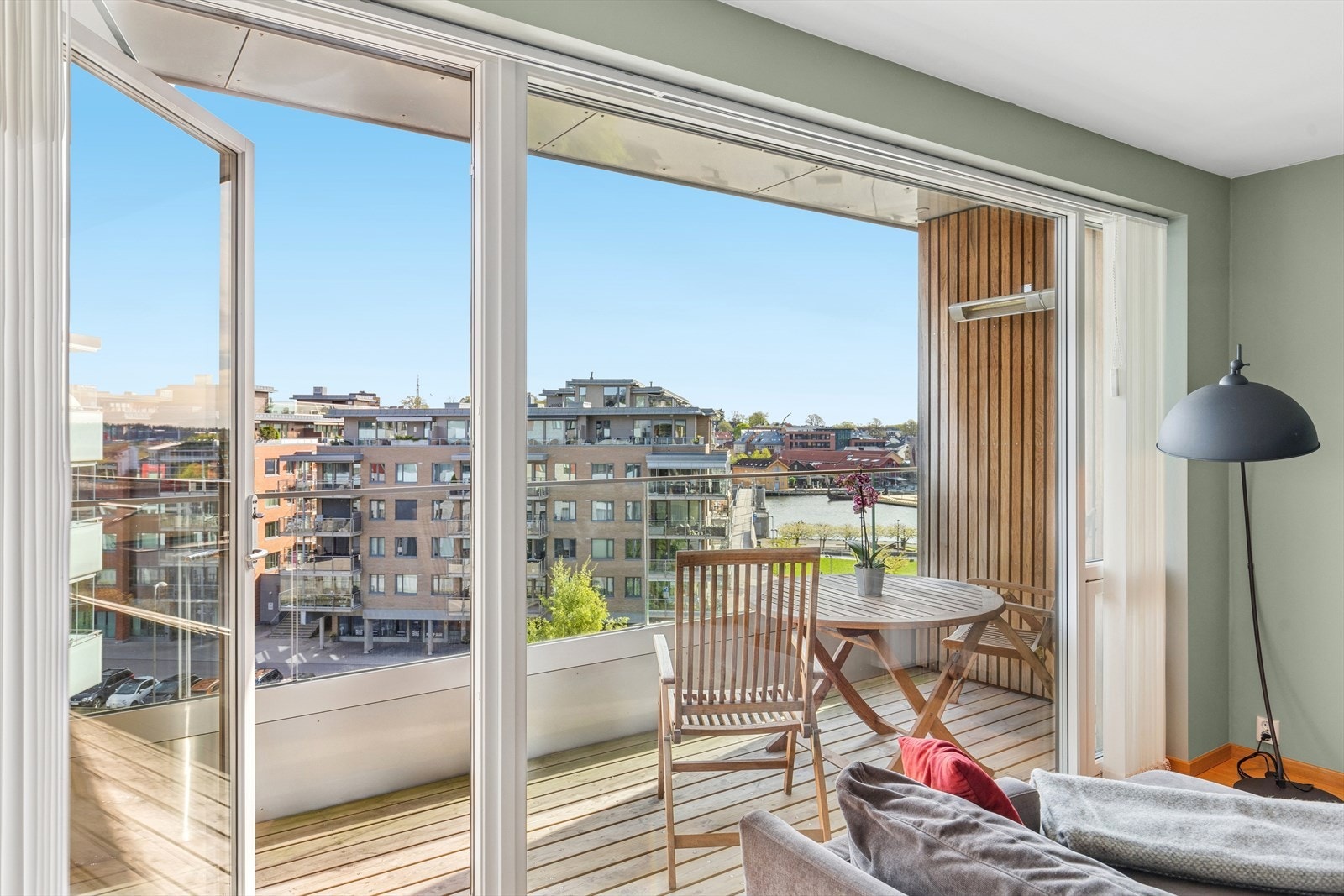 Store vindusflater som slipper inn rikelig med naturlig lys. Galleribilde