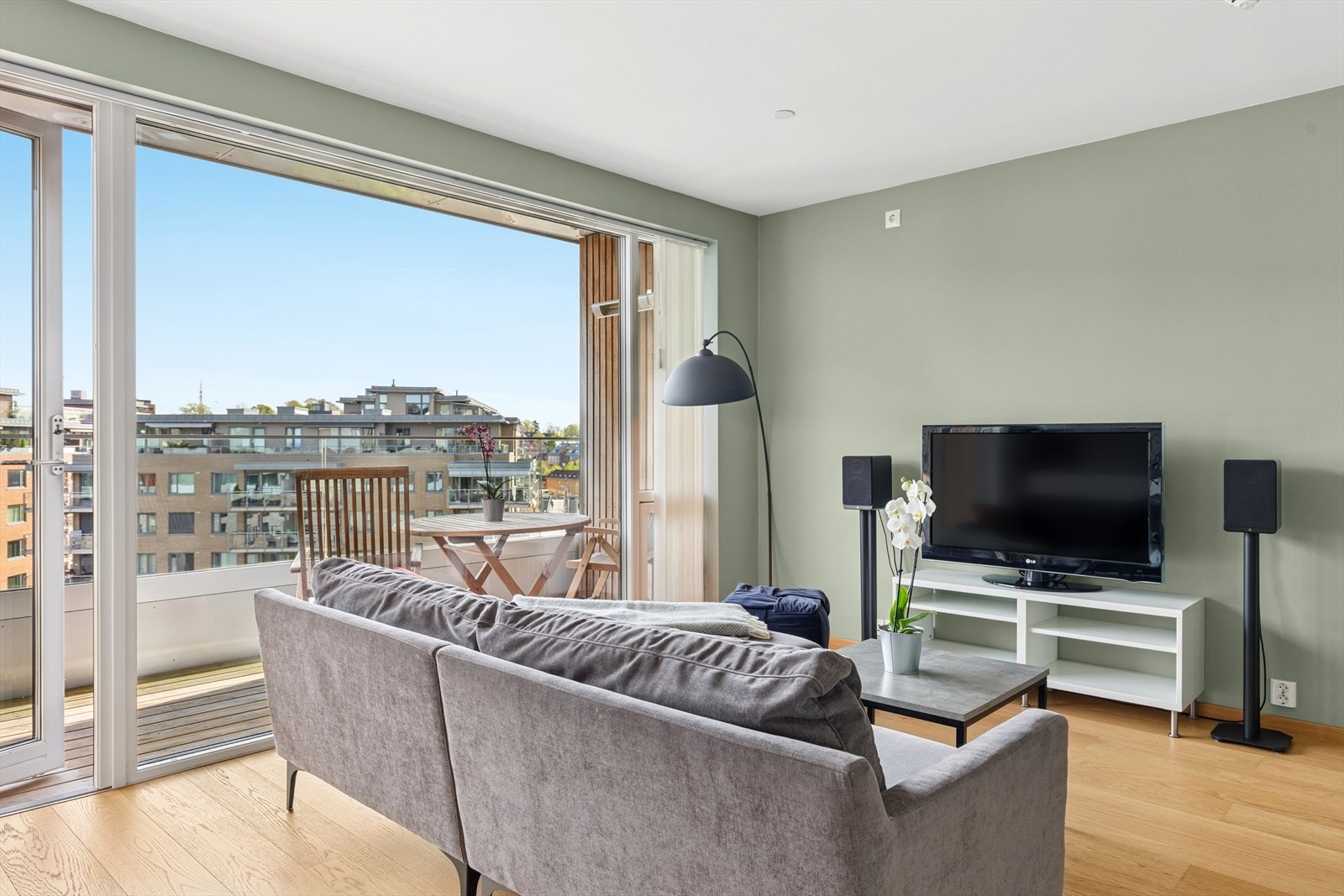 Leiligheten ligger i byggets 5. etasje! Galleribilde