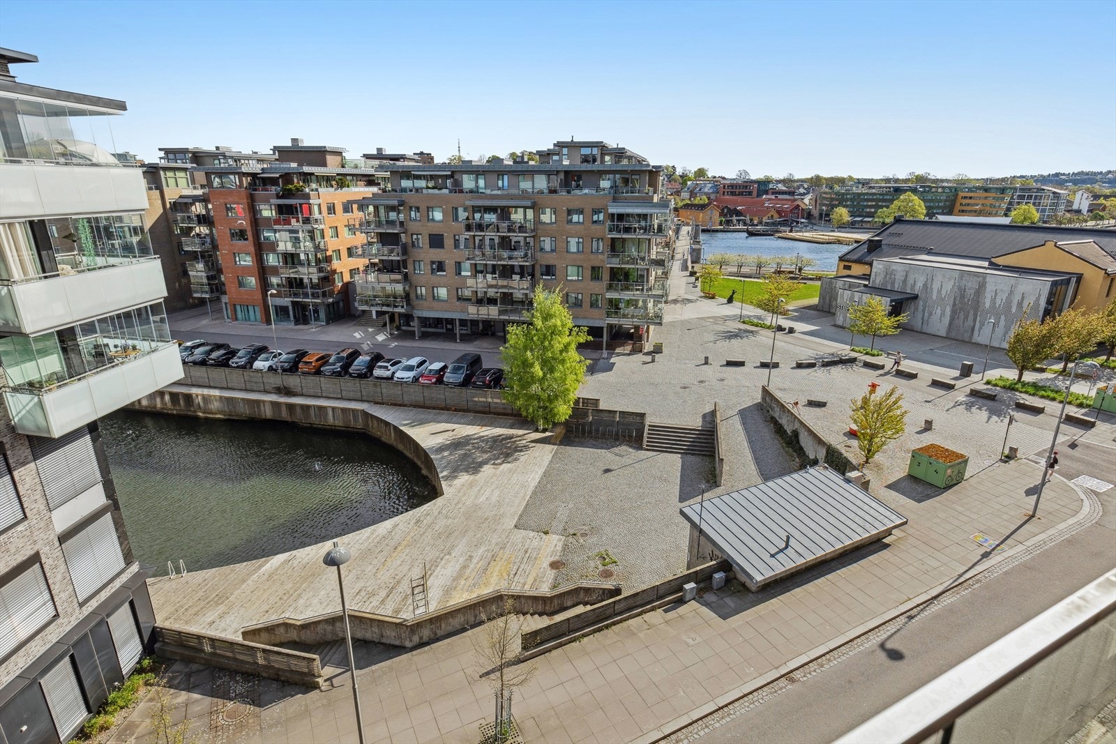 Kaldnes brygge er en urban og levende bydel i moderne utforming og byr på flere restauranter, dagligvare og butikker. Galleribilde