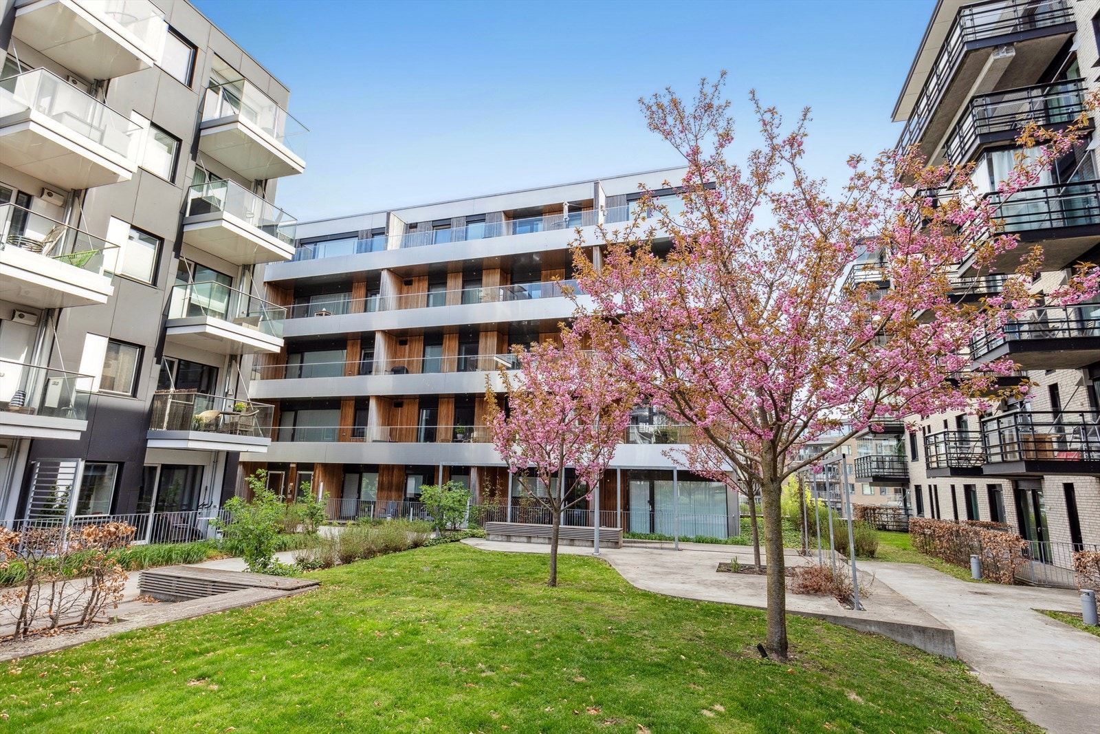 Nabolaget er pent opparbeidet med prydbusker og interne veier. Galleribilde