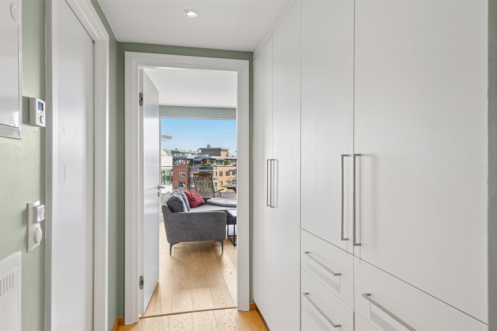 Velkommen inn! God plass til oppbevaring i leilighetens entrè, her er det garderobeskap med gode løsninger. Galleribilde