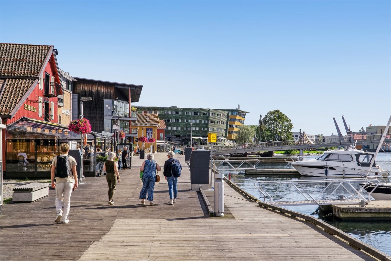 Her bor du i brygge-/sjømiljøet vis av vis den historiske destinasjonen Brygga i Tønsberg. Galleribilde