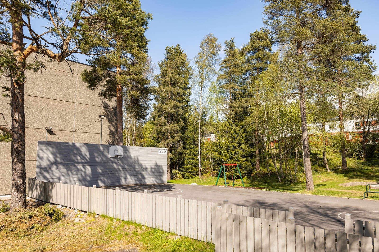 Mulighet for fotball, basket og annen ballspill like utenfor. Galleribilde
