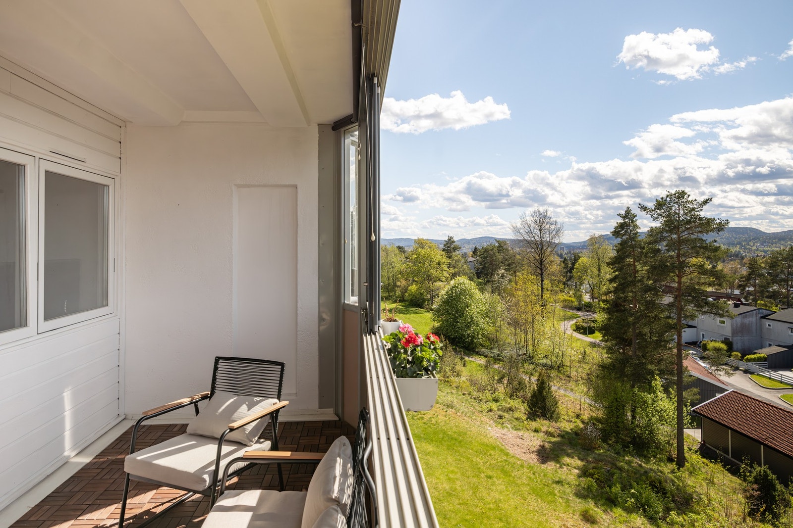 Meget frodig nabolag med marka som nærmeste nabo. Galleribilde