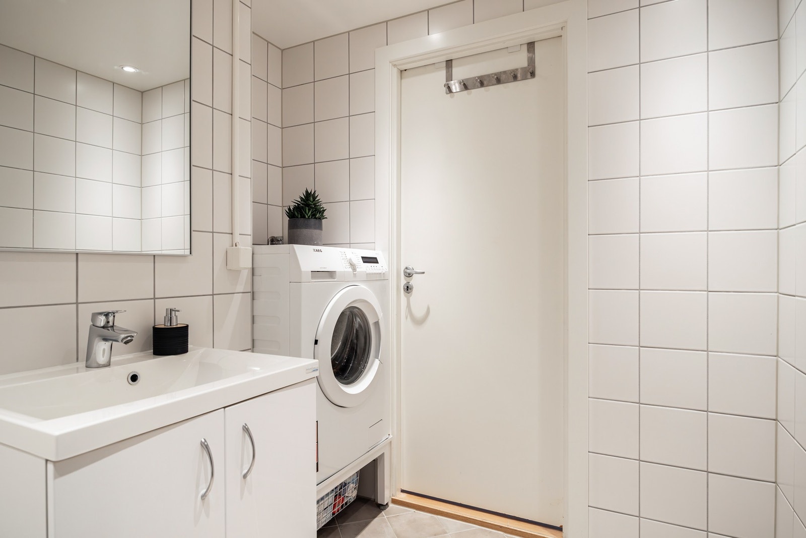 Opplegg for vaskemaskin i egen nisje. Galleribilde