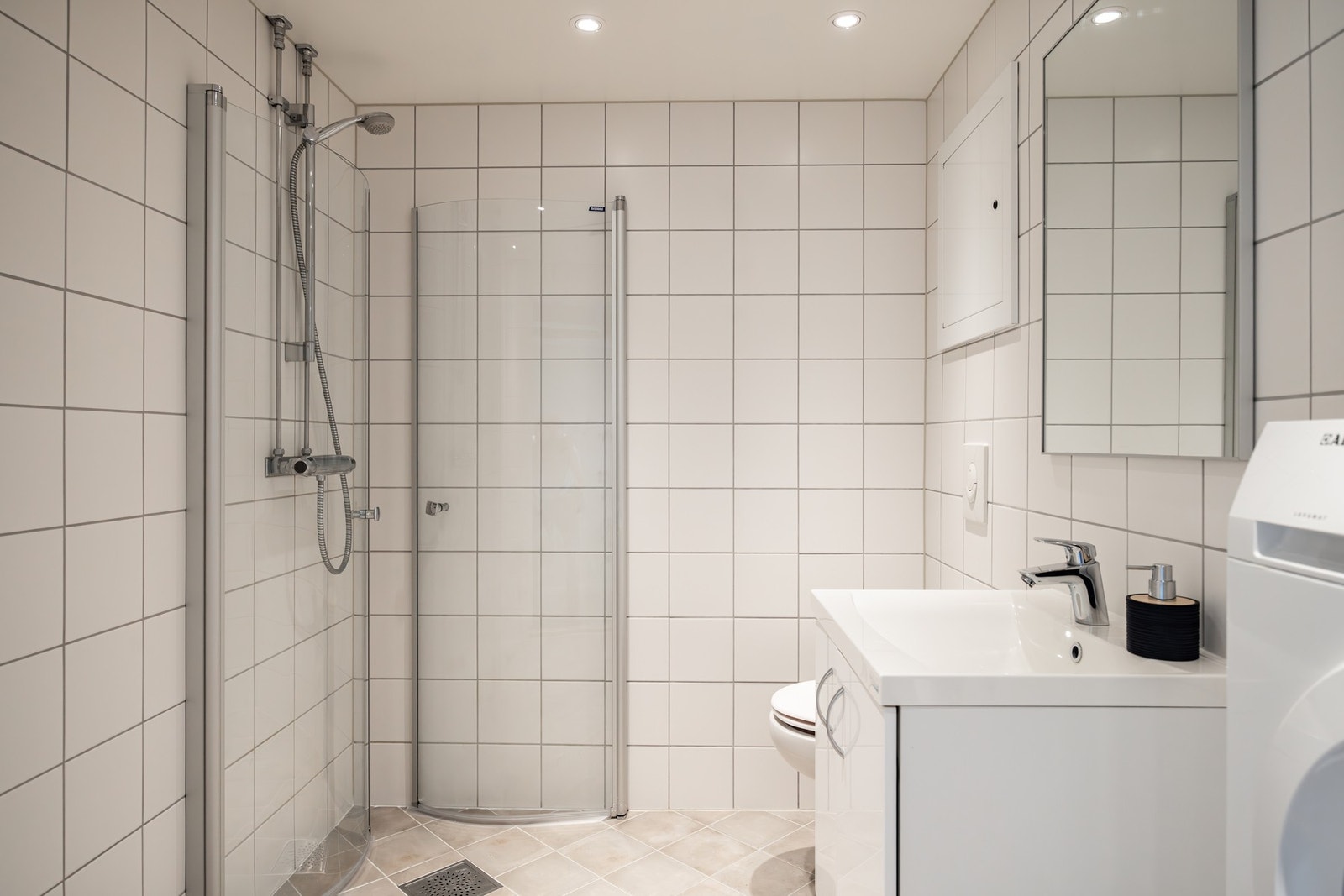 Pent, flislagt baderom med varme i gulv. Galleribilde
