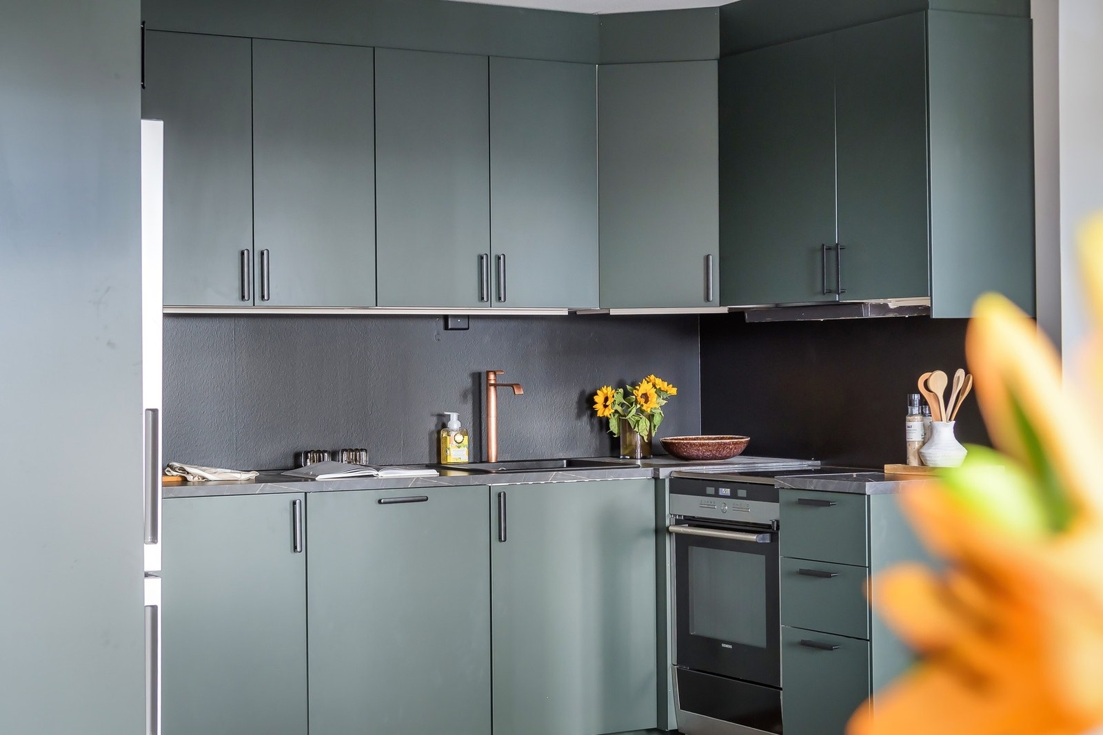 Kjøkkenet har rikelig med skap- og benkeplass. Galleribilde