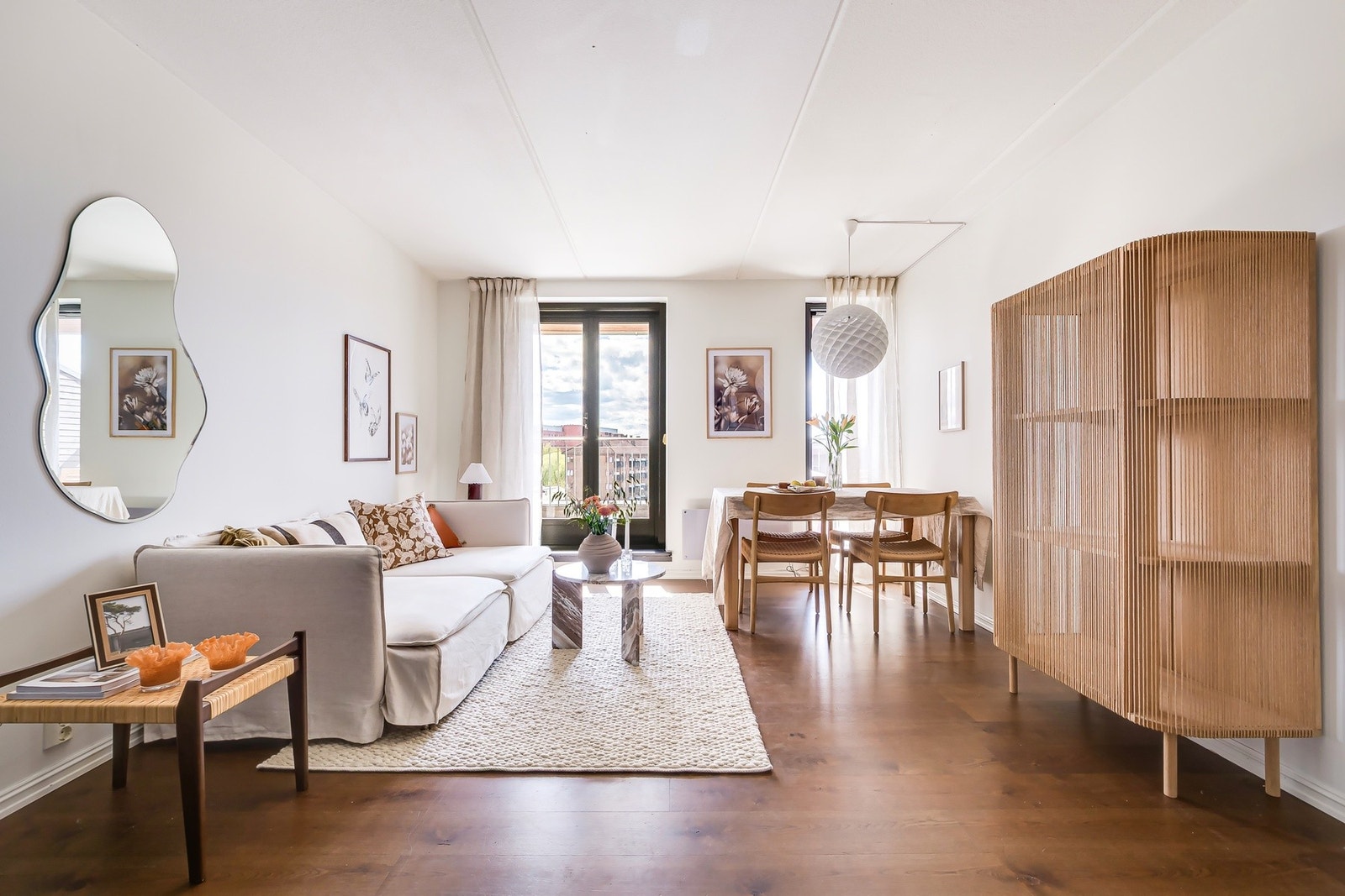 En meget attraktiv 3-roms selveier i 6. etasje med bl.a. stor, sydvendt takterrasse og garasjeplass med lader og direkte heisadkomst! Galleribilde