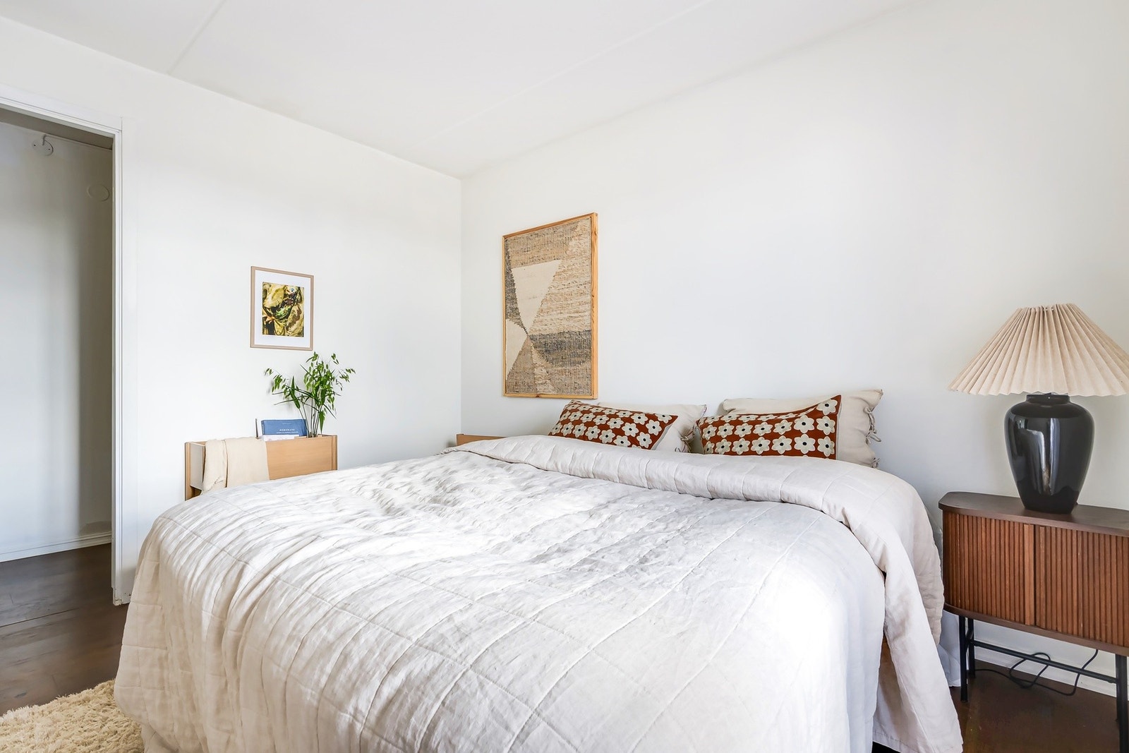 Det er god plass til dobbeltseng, nattbord og diverse. Galleribilde