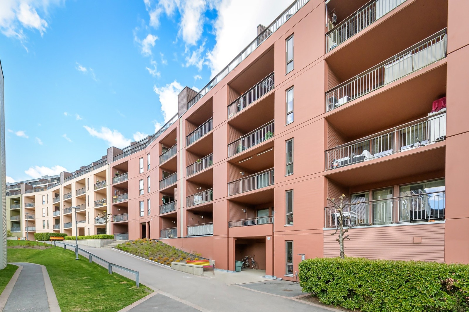 Her bor du i et moderne og veldrevet sameie med flotte parkmessige fellesarealer. Galleribilde