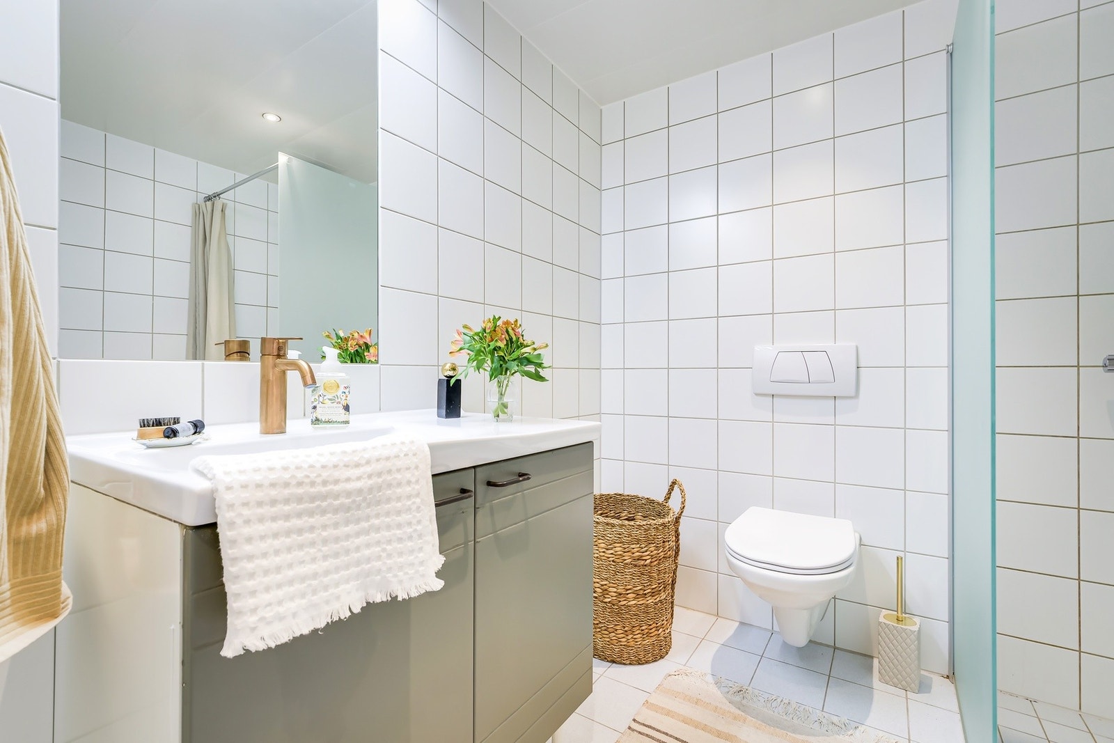 Romslig og lekkert baderom med elektriske varmekabler. Galleribilde