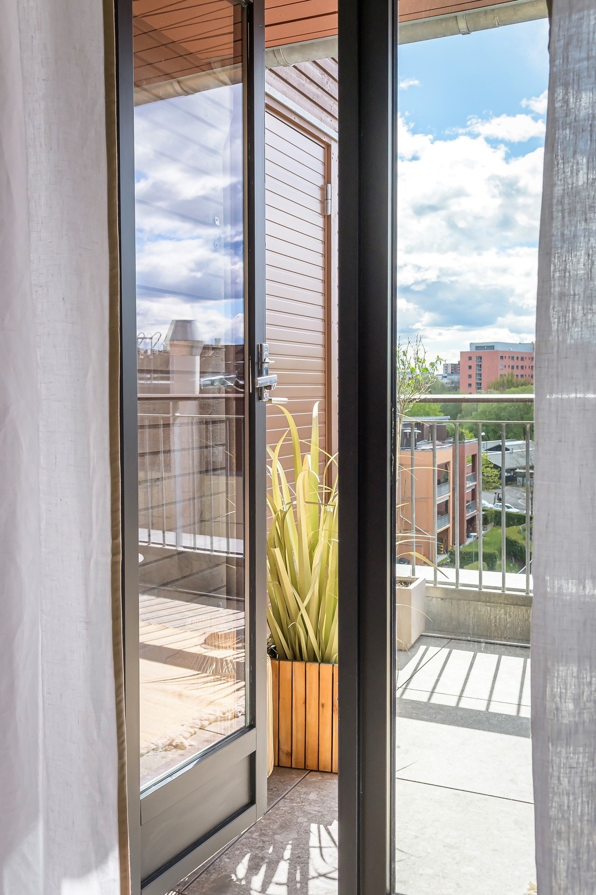 Det er utgang til balkongen fra alle rom. Galleribilde