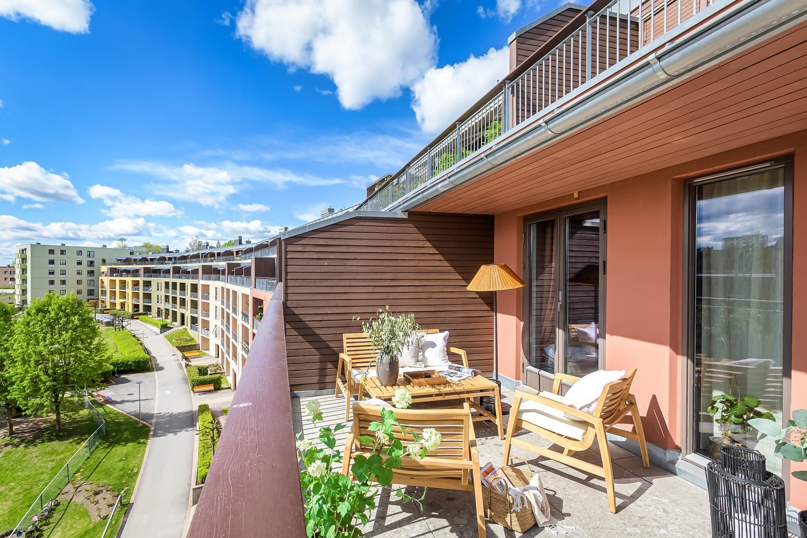 Her kan man nyte solen store deler av dagen og skape sin egen grønne oase med utsyn over nærområdet. Galleribilde