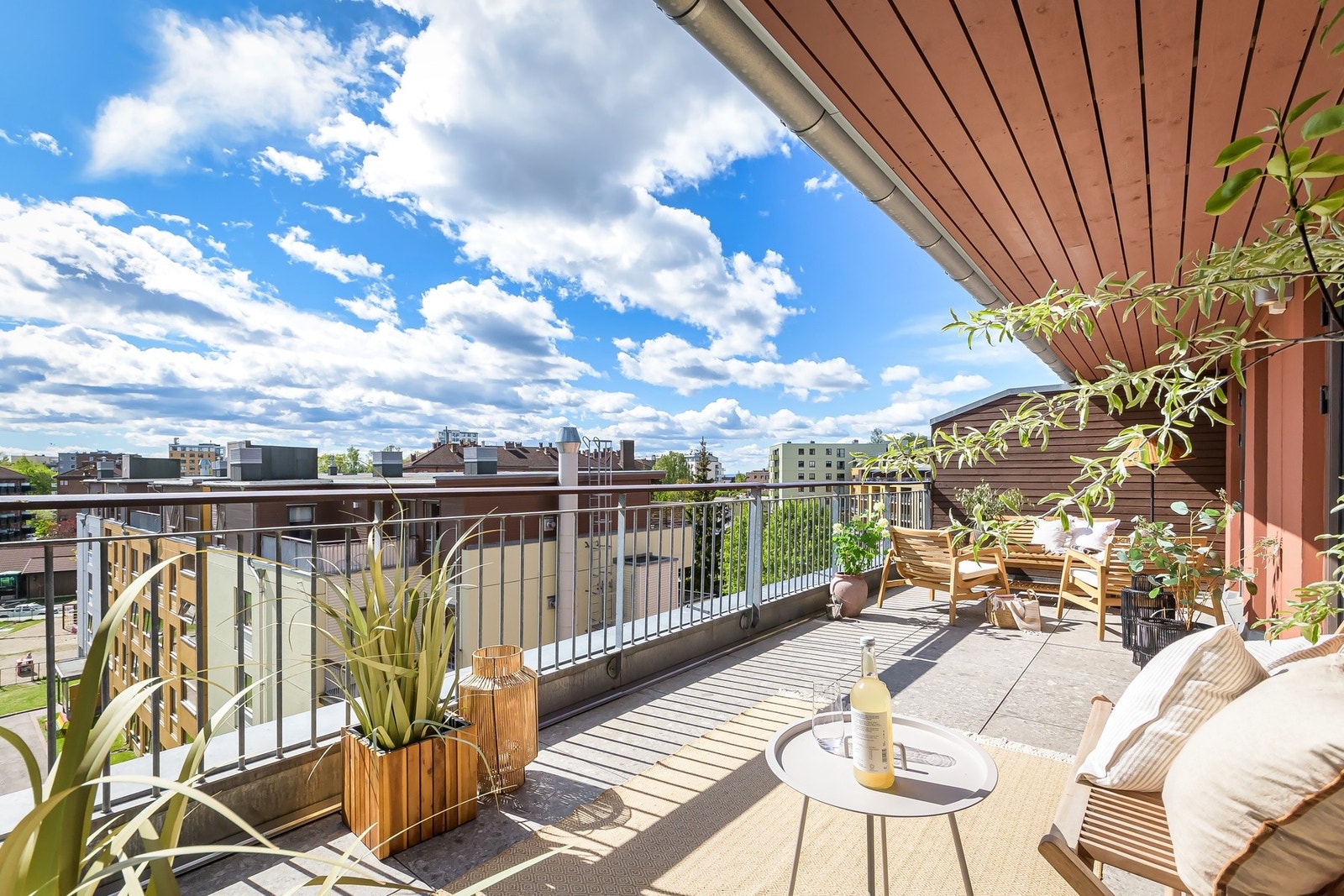 Stor, sydvendt takterrasse med ypperlige sol- og utsiktsforhold. Galleribilde