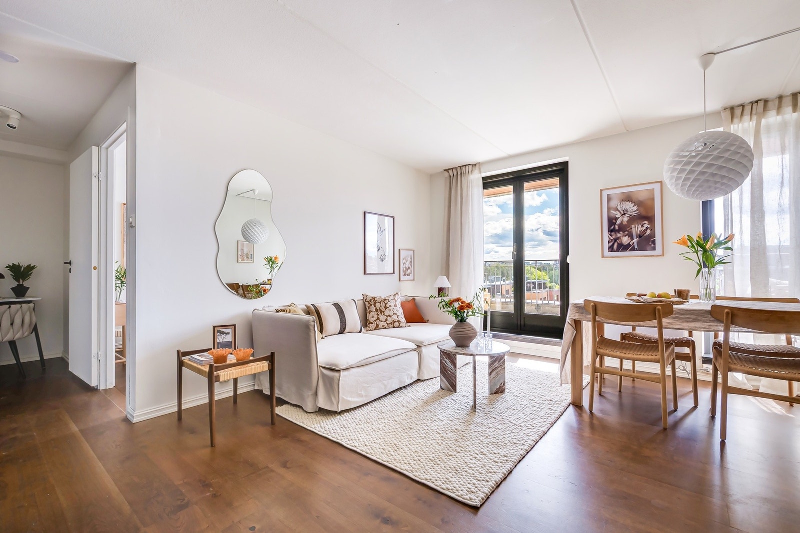 Lys og romslig stue med store vindusflater som slipper inn rikelig med naturlig lys og skaper en herlig atmosfære. Galleribilde