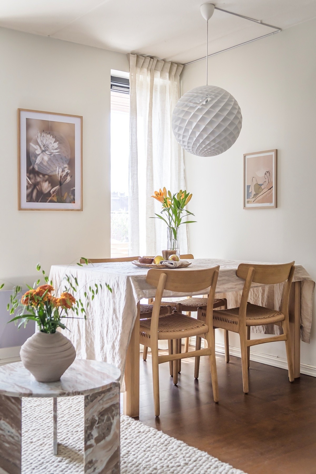 Det er god plass til spisebord i stuen. Galleribilde