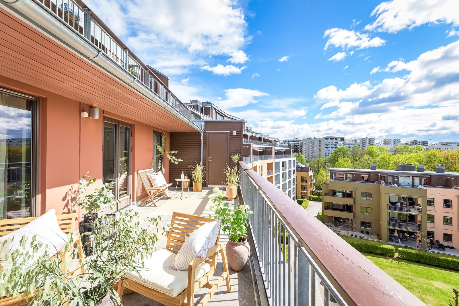 Luftig terrasse under åpen himmel. Galleribilde