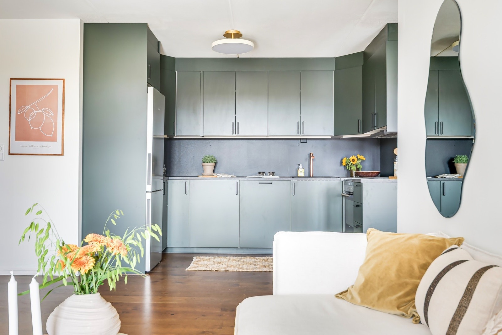 Kjøkkenet har en åpen og luftig utforming. Galleribilde