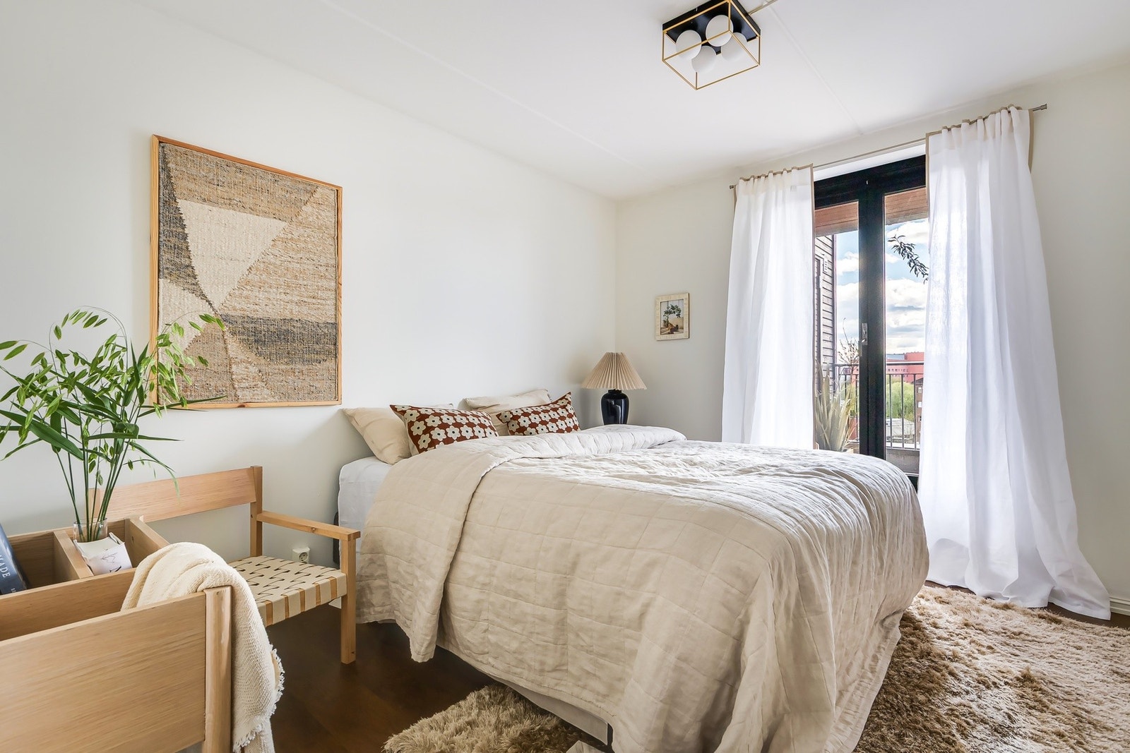 Romslig og elegant hovedsoverom. Galleribilde