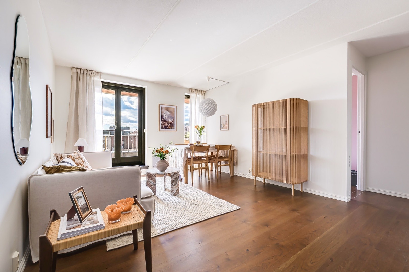 Det ble lagt ny enstavs eikeparkett i alle oppholdsrom i 2018 og alle flater er nymalte i 2025. Galleribilde