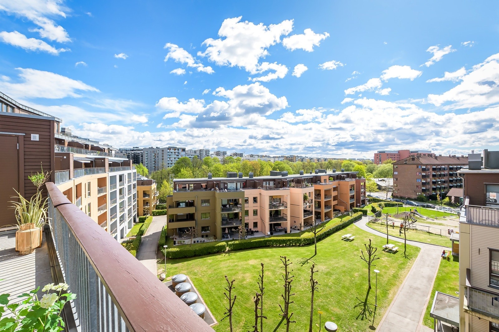 Nydelig utsyn over sameiets grønne, parkmessige fellesområder. Galleribilde