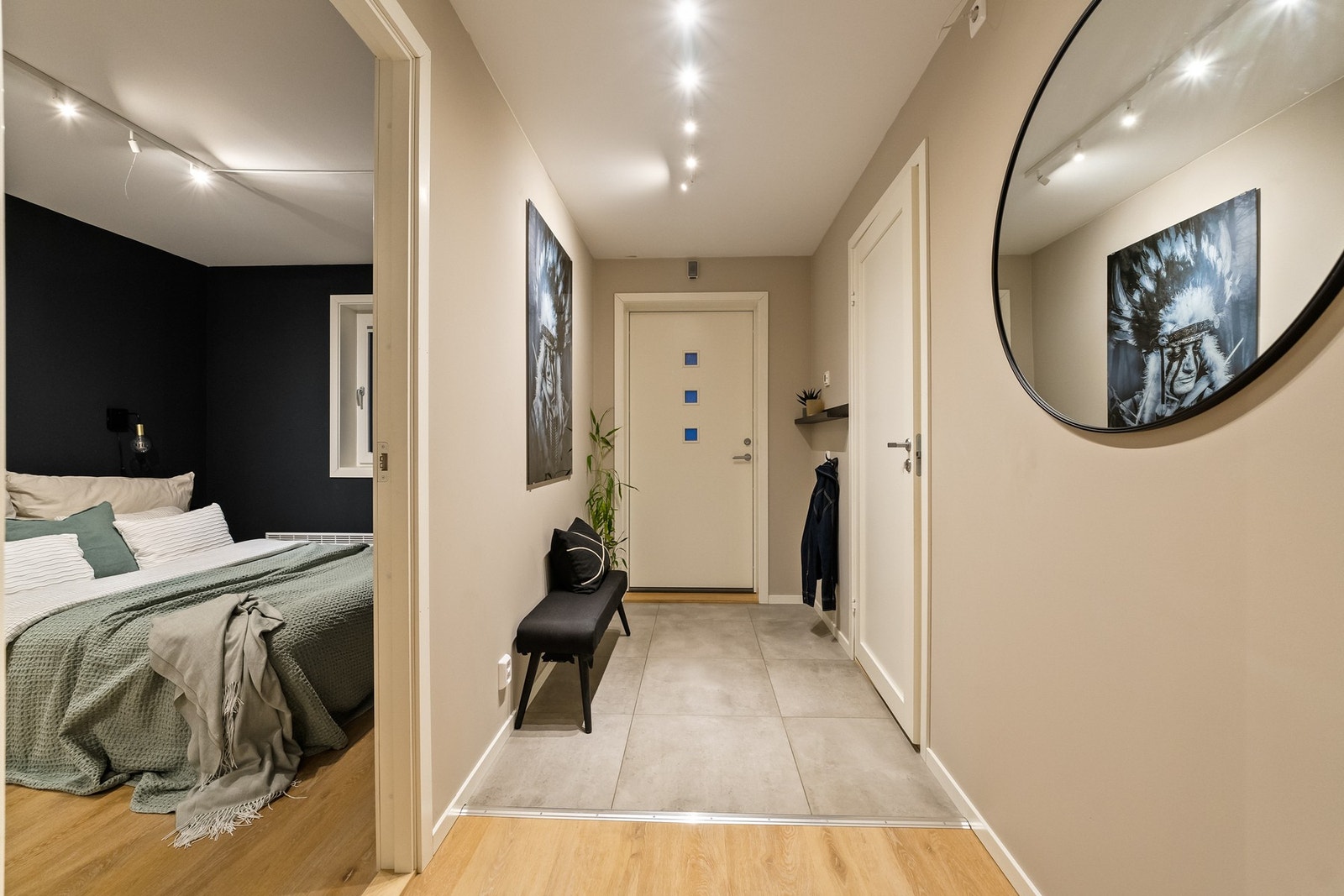 Du ønskes velkommen inn til en romslig entré. Galleribilde