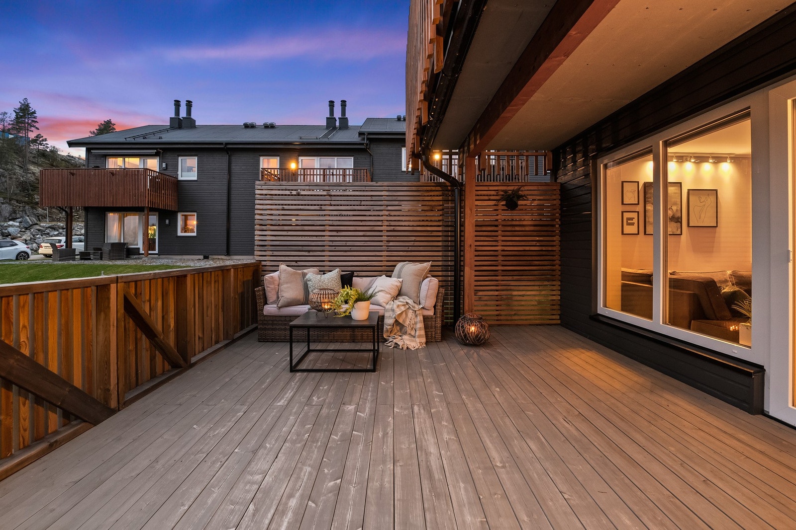 Stor markterrasse på 28m² - perfekt for hverdagsliv og gjester. Galleribilde