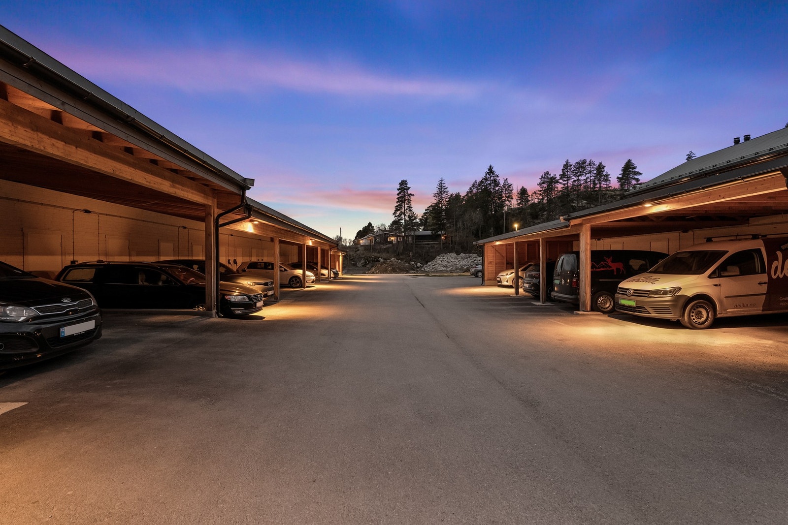Boligen disponerer en biloppstillingsplass i felles carport. Galleribilde