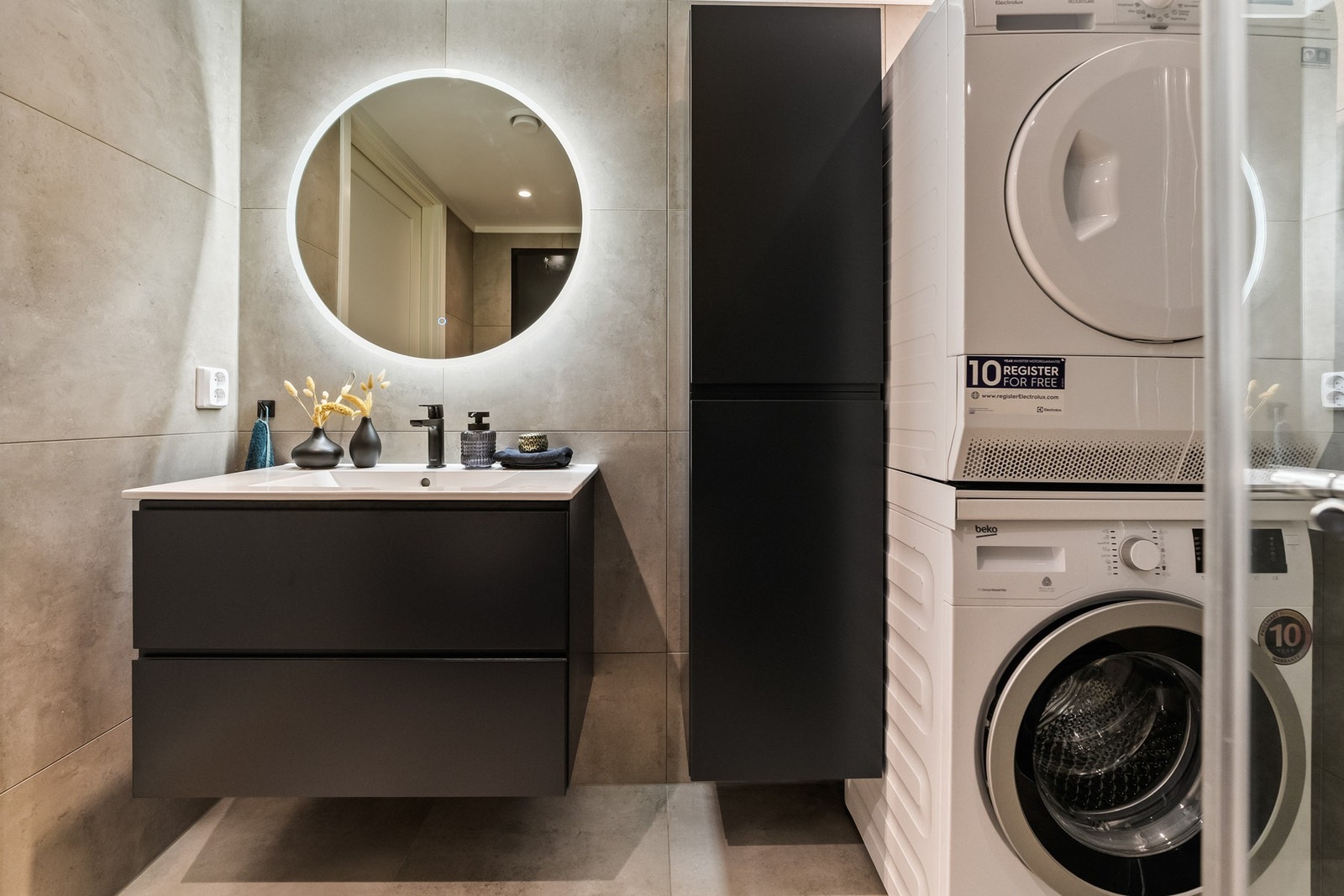 Badet har fliser på både vegg og gulv, gulvvarme og innredning i moderne stil. Galleribilde