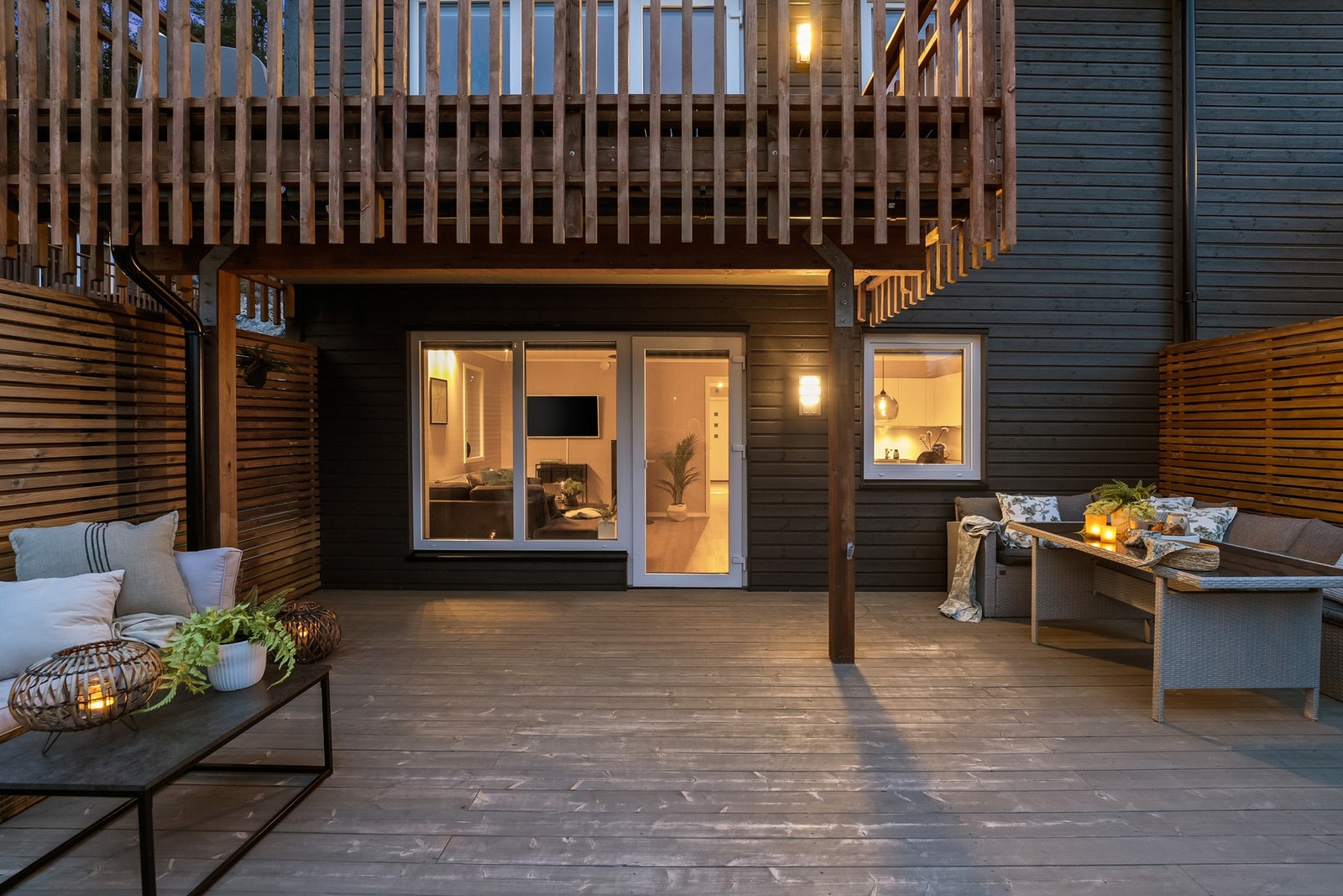 Trivelig markterrasse med god plass til både spisegruppe og grill. Galleribilde