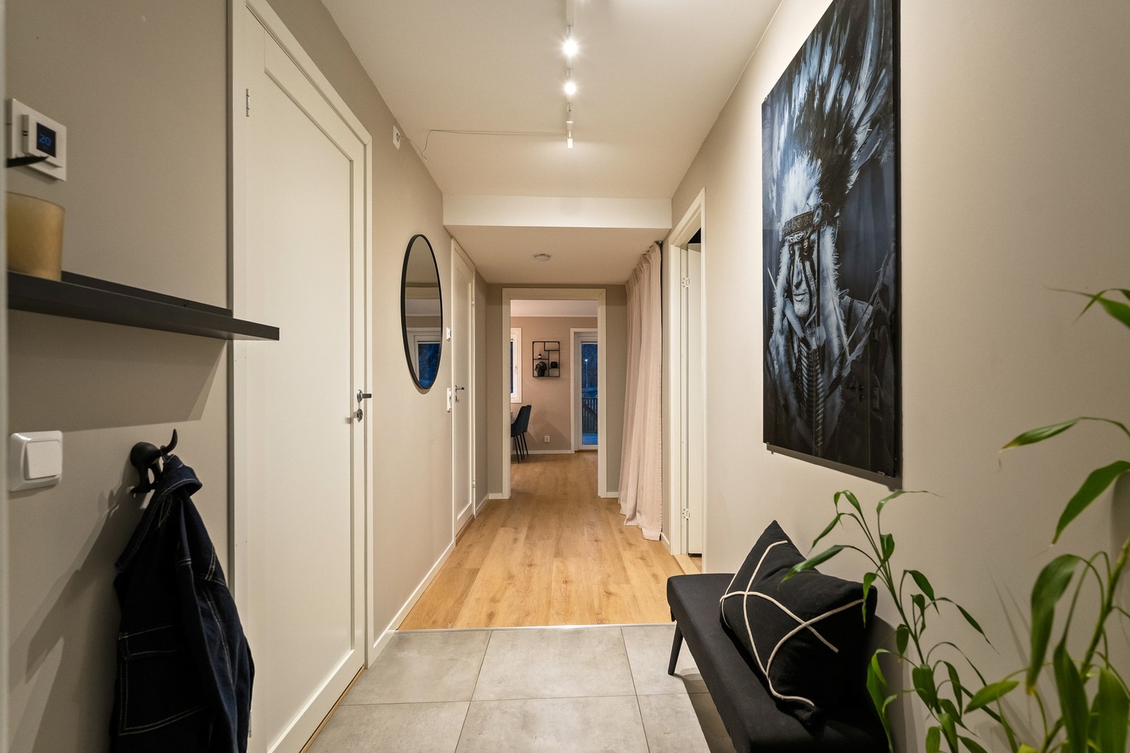 Romslig entré som gir både god oppbevaringsplass og en følelse av romslighet. Galleribilde