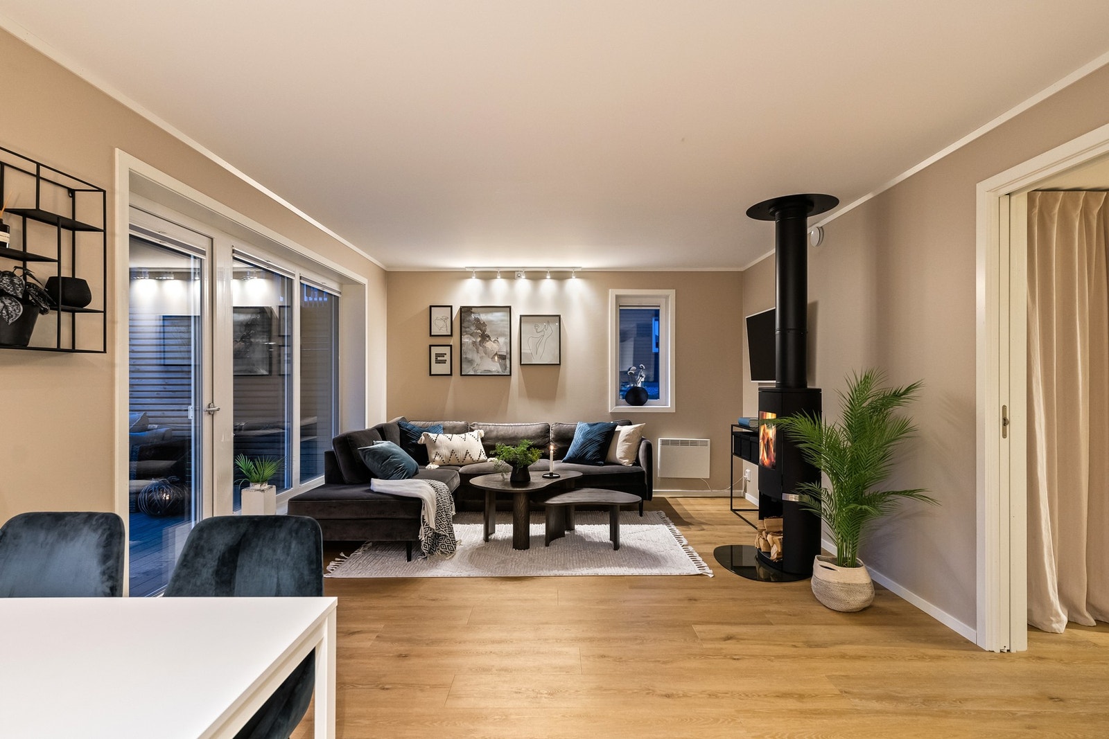 Stuen er lys og moderne, med store vinduer som slipper inn rikelig med naturlig lys. Galleribilde