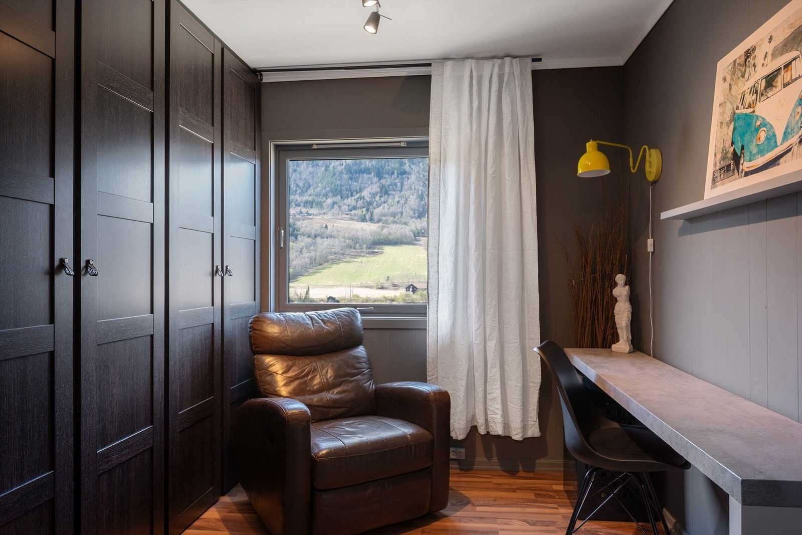 Soverom 3 er i dag innredet som kontor. En flott garderobe gir godt m/oppbevaringsplass. Galleribilde