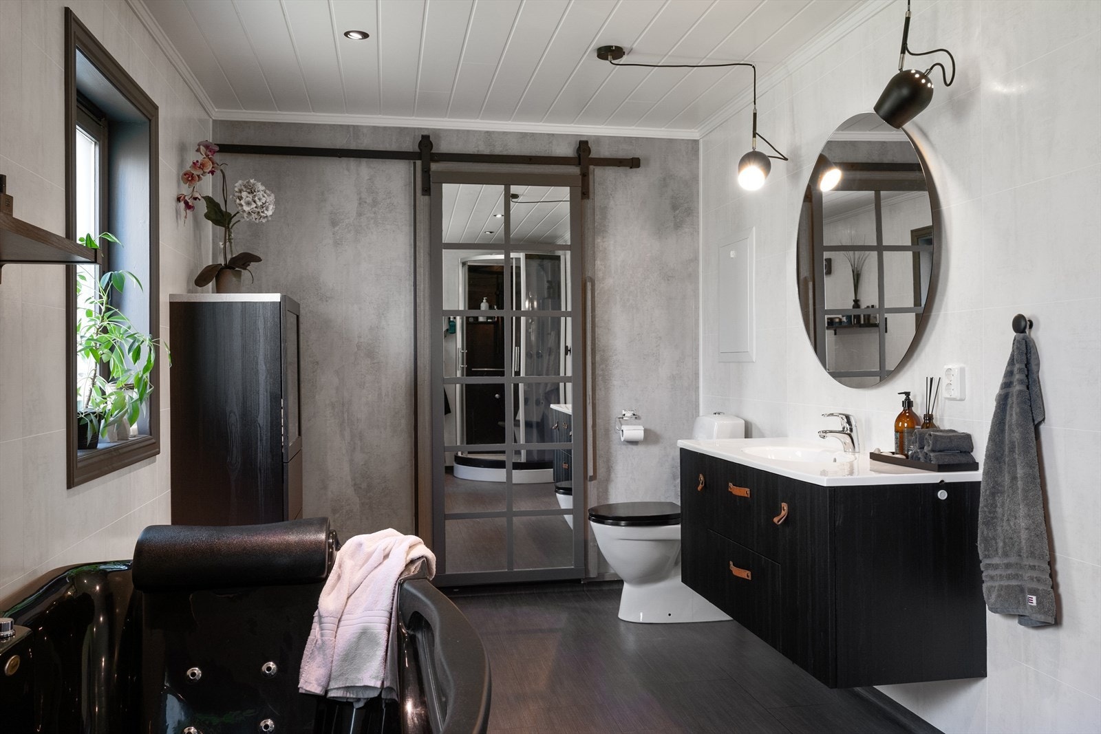 Interiøret er tidsriktig m/sort innredning, rundt speil og dusjkabinett m/sorte detaljer. Galleribilde