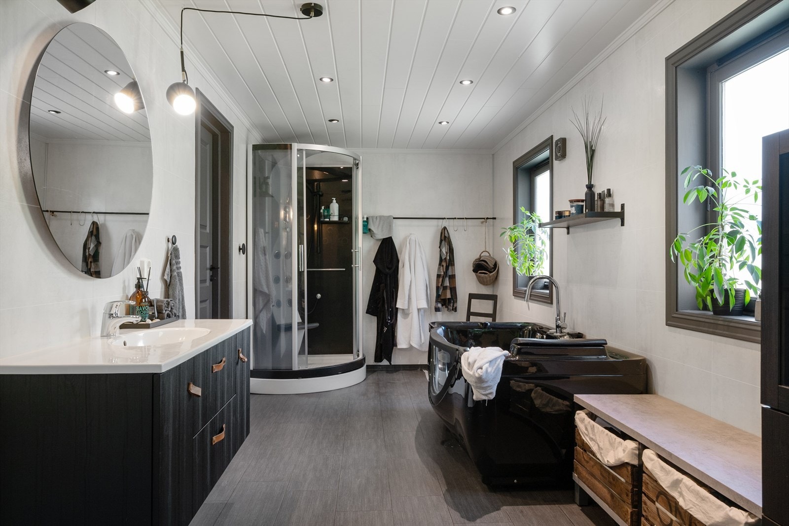 Badet ble oppgradert i 2013, og er holdt i tidløse farger. Det er plater på vegg og belegg på gulv, samt gulvvarme. Galleribilde