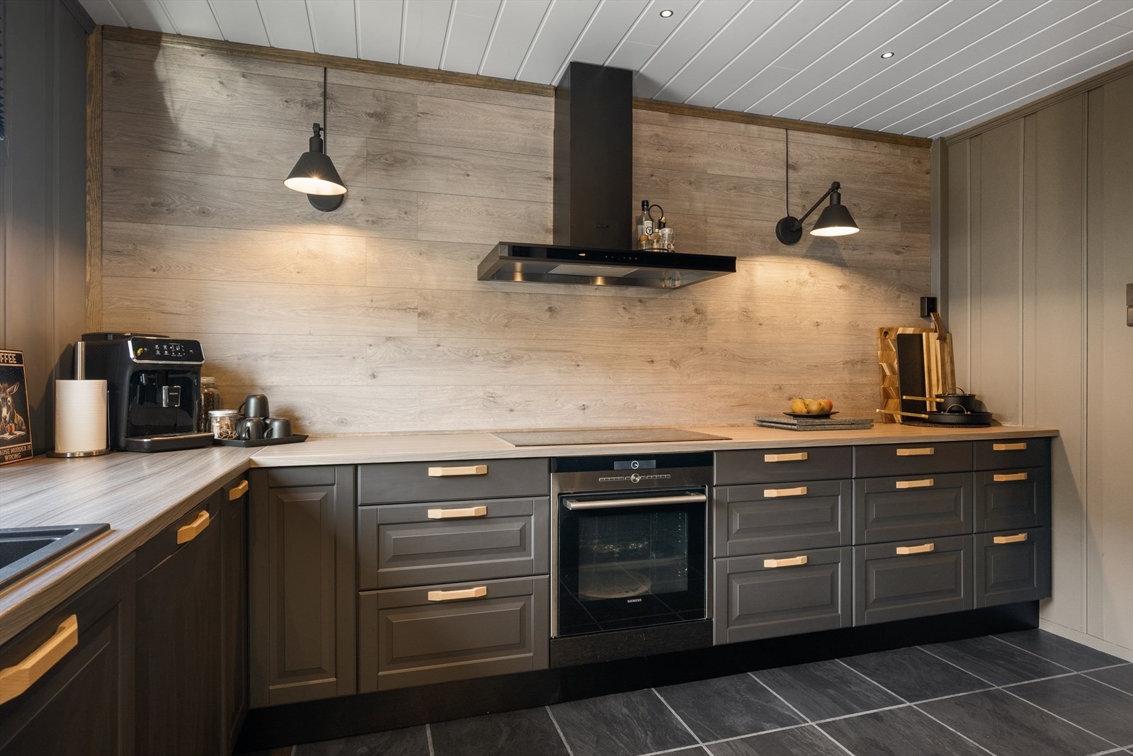 Det er adkomst til kjøkkenet både fra stua og hallen. Galleribilde