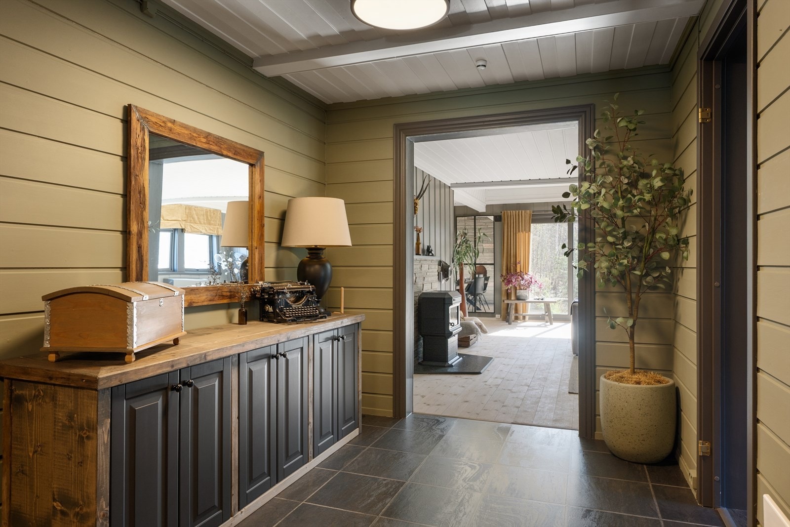 Det er brukt en tidsriktig fargepalett gjennom hele boligen. Galleribilde