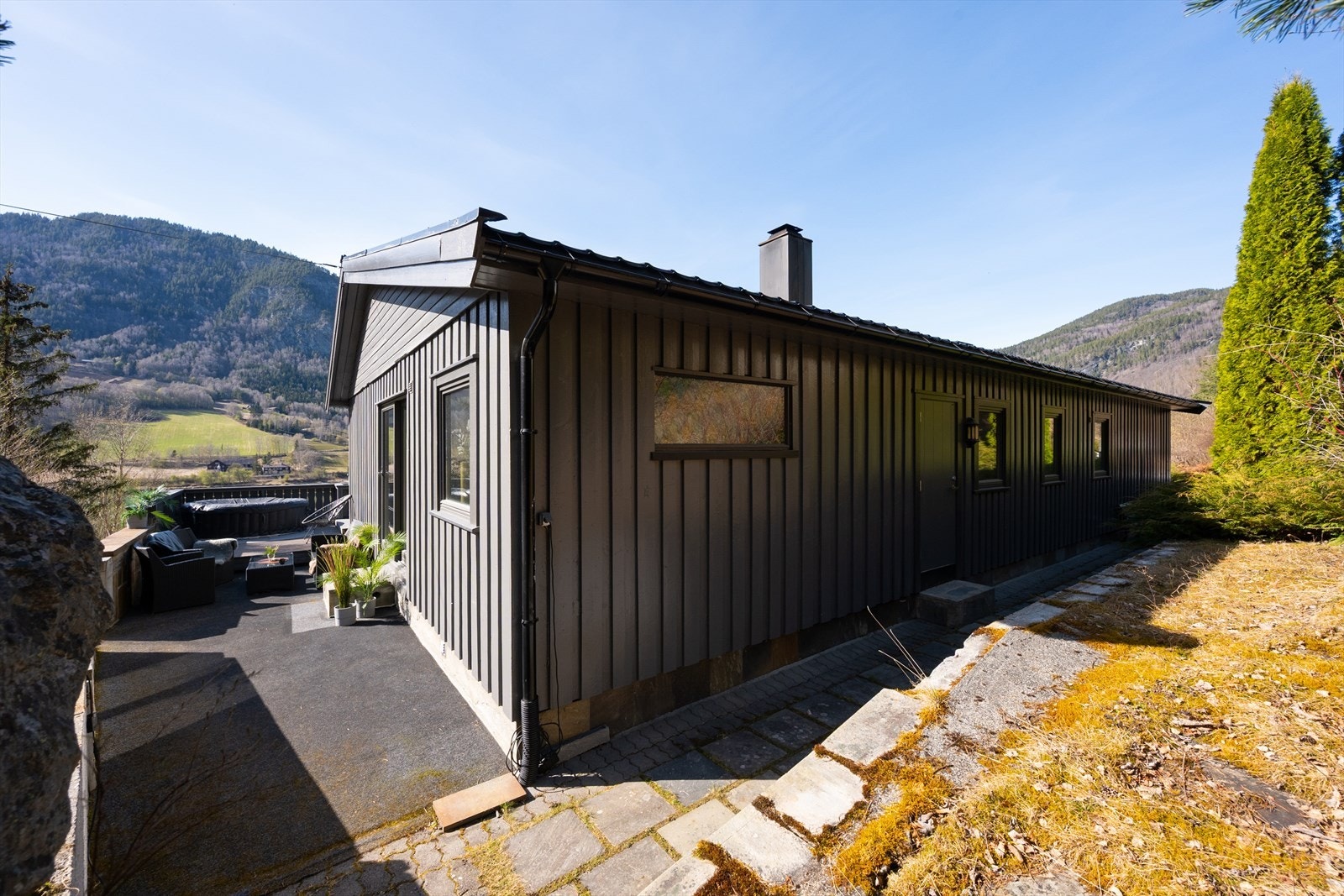 Fra terrassen kan man gå videre ut til hageområdet. Galleribilde